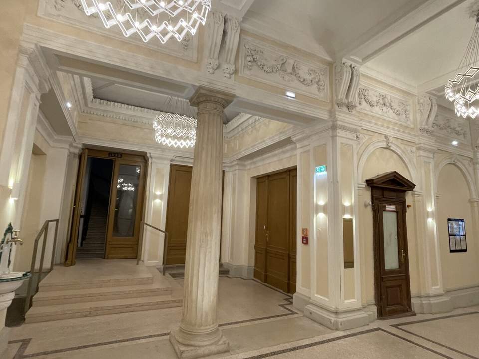 4 Zimmer-Maisonetten-Wohnung mit einer Terrasse und eigenem Studio im Oberbereich mit separatem zusätzlichem Eingang!