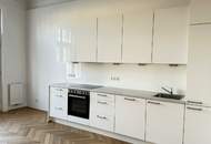 Großzügige 5-Zimmer-Altbauwohnung mit moderner Küche und Loggia