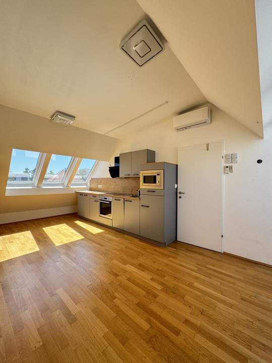 ***Moderne 2-Zimmer-Dachgeschosswohnung mit zwei Balkonen in Ruhelage nahe U1***