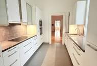 UNBEFRISTET! Repräsentative 4-Zimmer Altbauwohnung mit Loggia und Balkon Nähe The Mall!