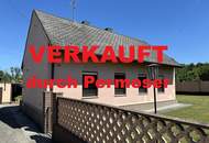 Bungalow mit (Feuchtigkeitsschäden) Garage und Nebengebäude zu verkaufen