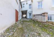 Stadthaus direkt am Hollabrunner Hauptplatz mit 2 Garagen - ideal zum Wohnen &amp; für gewerbliche Nutzungen!