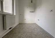 Helle, praktisch geschnittene 2-Raum-Wohnung in ruhiger und beliebter Lage von Wels – mit eigenem Parkplatz, durchdachter Ausstattung und entspannender grüner Aussicht!