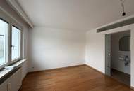 Klimatisierte Dachgeschosswohnung mit 4 Schlafzimmer und Garage // Air-conditioned attic apartment with 4 bedrooms and garage //