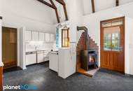 Charmantes Wohnhaus mit Potenzial: Drei Einheiten, Innenhof und großem Garten mit Pool
