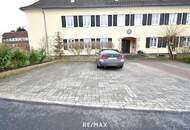 Voll möblierte Wohnung mit 3 Schlafzimmern, Küche und Parkplatz in zentraler Lage! WG tauglich!