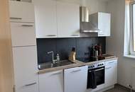 Seltene Gelegenheit in begehrter Lage! Gemütliche 2-Zimmer Wohnung mit bodentiefen Fenstern, praktischem Abstellraum UND kostengünstigem Parkplatz direkt vor der Haustüre!