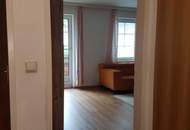 Möblierte 2-Zimmer-Wohnung mit Balkon, Grünblick und Tiefgarage in absoluter Ruhelage
