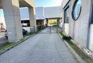 Exklusiver und freistehender Firmenstandort mit Büro, Lager und Stellplätzen zu mieten.