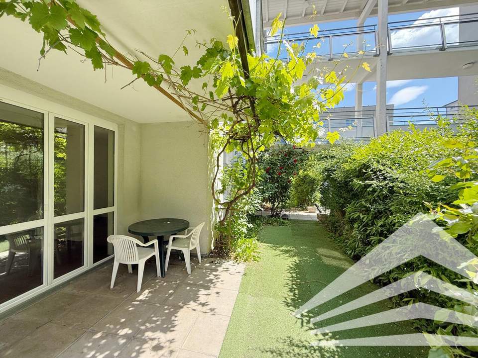 Eigengarten in der Innenstadt! 4 Zimmerwohnung mit 2 TG-Plätzen!