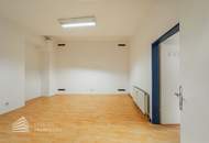 Geräumiges 3-Zimmer Büro mit großen Lagerräumen und eigener Einfahrt, Nähe Landstraße