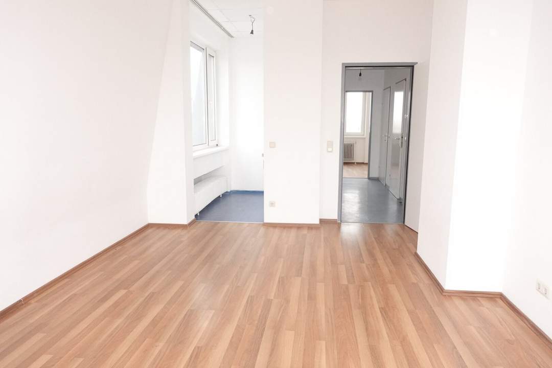 Tolle 2 Zimmer DG Wohnung - zwischen Quellenstraße und Gudrunstraße