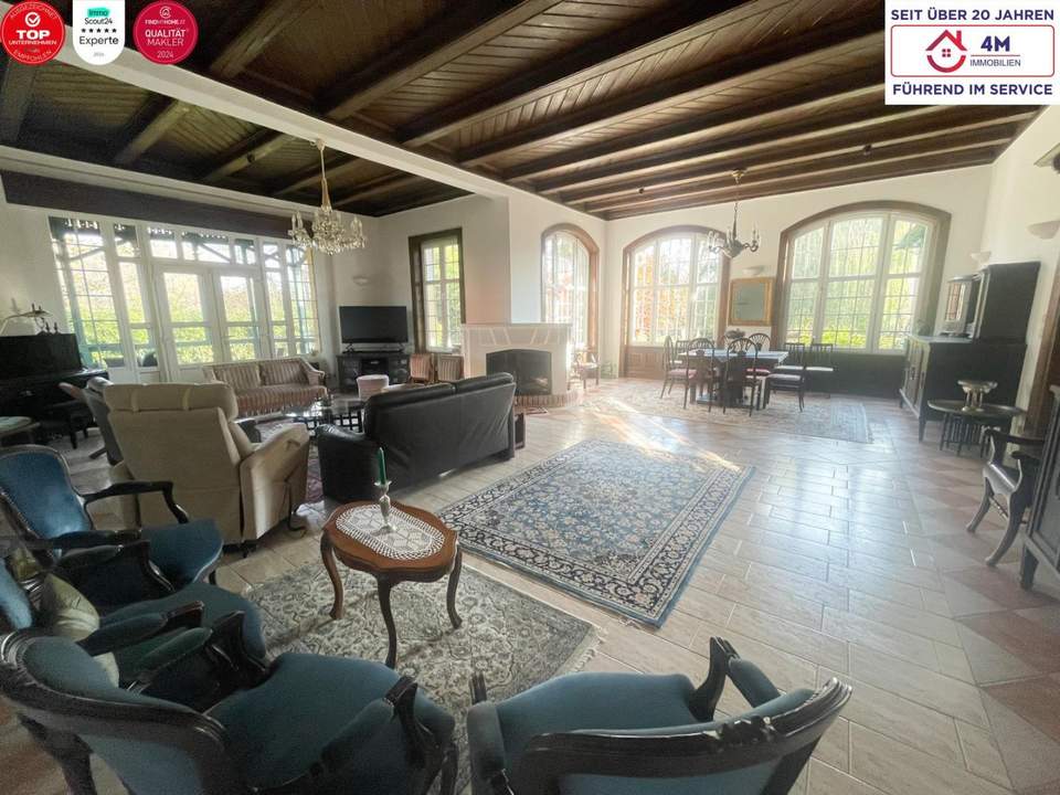 Ein Ort wie aus der Zeit gefallen – Historisches Jagd-Chalet im eigenen Parkparadies mit Bachlauf & stiller Eleganz