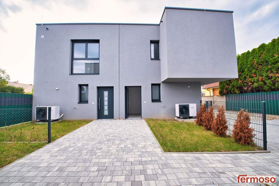 Erstbezug im Grünen: Moderne Doppelhaushälfte mit großzügigem Garten und 2 Stellplätzen.