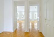 4-Zimmer-Altbauwohnung mit Balkon und Fischgrätparkett in ruhiger Innenhoflage