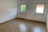 Frisch sanierte 3-Zimmer-Wohnung mit praktischer Raumaufteilung, flexibler Nutzung, sonniger Küche, ebenerdiger Dusche und ruhiger Grünlage - perfekt für Paare oder kleine Familien!