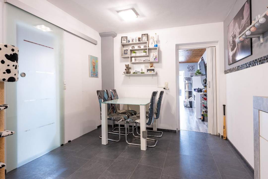 Blick in die Berge: 3 Zimmer-Dachgeschoss-Wohnung mit Balkon