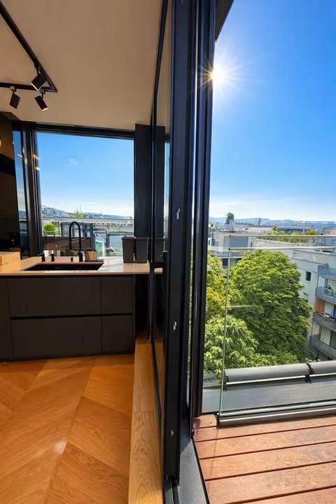 Lichtdurchflutete 4-Zimmer Dachgeschosswohnung mit Wienblick und Bergblick + Terrasse- NESTROYPLATZ