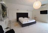 Luxuriöses Wohnen: Designhaus mit Garten, Pool und geräumiger Garage