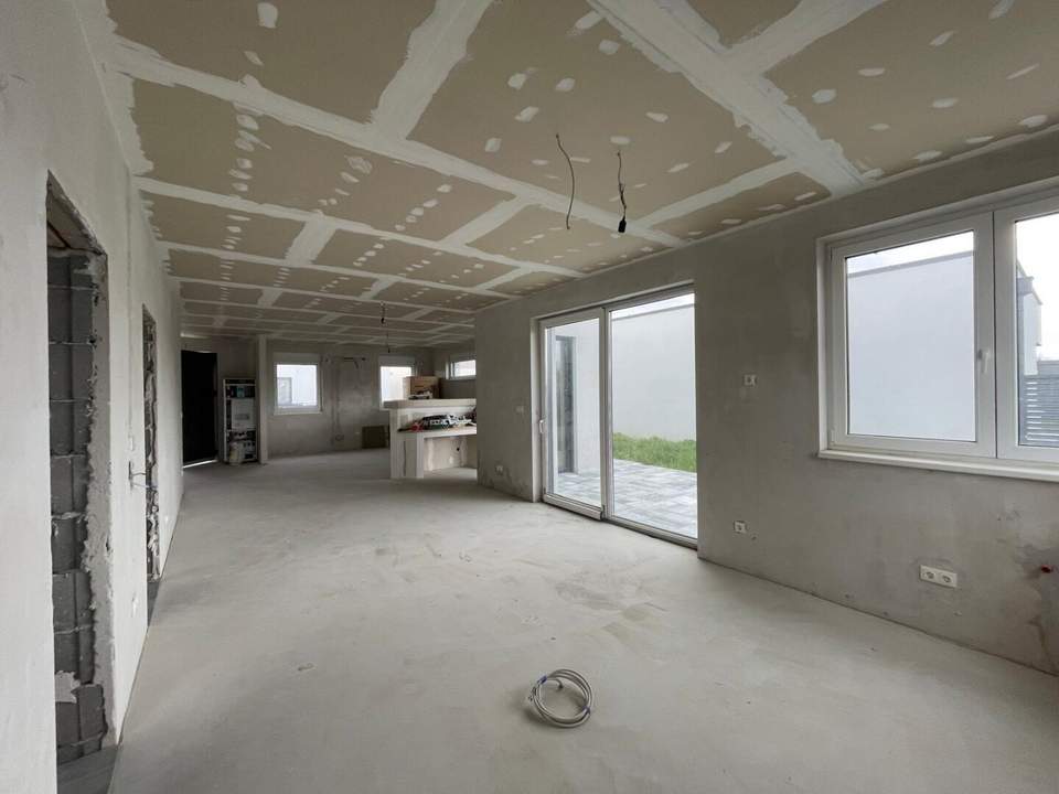 Hochmodernes Seehaus, Bungalow, 3 Zimmer, mit Garten und Terrasse, nur 4 Gehminuten vom Neufelder See entfernt