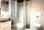 Galeriewohnung mit Kellerersatzraum und Autoabstellplatz am Stadtrand.