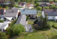 Solides Einfamilienhaus mit 3 Zimmer, Terrasse, großer Garten und 2 Garagen und Nebengebäude