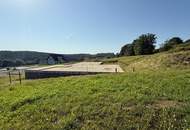 sehr sonniges und ruhiges Baugrundstück mit Bodenplatte