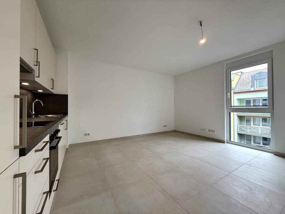 BEZUGSFERTIG: Neubau-Erstbezug mit Freifläche und Küche!
