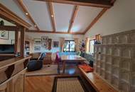 TRAUMHAFTER BUNGALOW FÜR ZWEI PERSONEN SAMT NEBENGEBÄUDE FÜR HOBBYRAUM, PARKÄHNLICHEM GARTEN MIT SCHWIMMTEICH ALS NATURPOOL DIREKT AN FELDER DER REGION ANGRENZEND