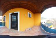 Gediegenes Stockhaus in grüner Umgebung