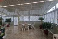 HOCHWERTIGES, SEHR GEPFLEGTES EINFAMILIENHAUS IN AUSGEZEICHNETER, SEHR RUHIGER WOHNLAGE MIT INDOORPOOL, SAUNA, TRAUMHAFTEM WINTERGARTEN SOWIE HERRLICHEM GARTEN SAMT ALTBAUMBESTAND