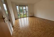 Seltene Gelegenheit in begehrter Lage! Gemütliche 2-Zimmer Wohnung mit bodentiefen Fenstern, praktischem Abstellraum UND kostengünstigem Parkplatz direkt vor der Haustüre!