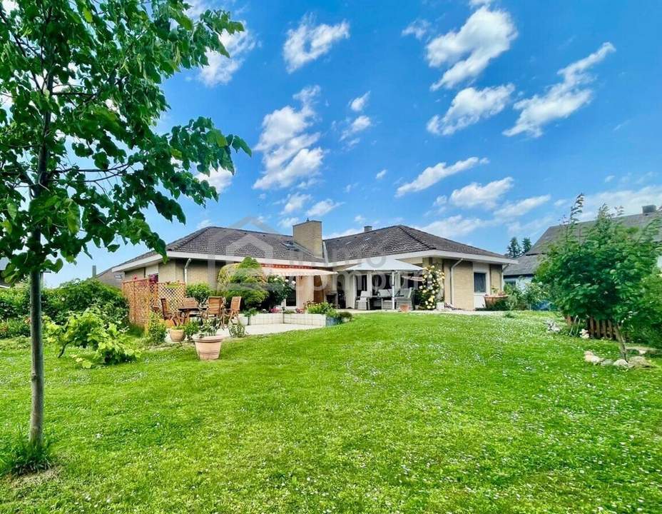 TOP Lage! Einfamilienhaus mit Doppelgarage auf großem Grundstück!