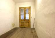 Zwei-Zimmer-Wohnung mit Altbauflair und Sanierungsbedarf nahe U3 Ottakring