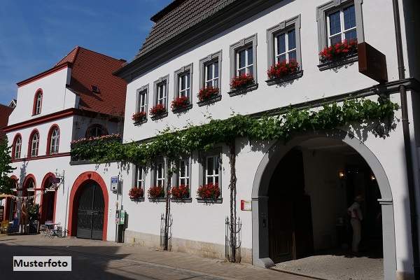 Traditionsgasthof mit 18 Zimmern, Gastgarten und großzügigen Parkflächen
