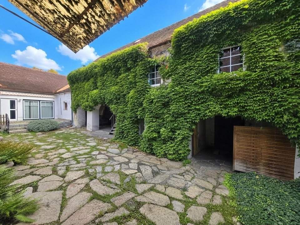 Historische ehemalige Schmiede mit 2 Wohneinheiten, Innenhof, Garage & vielseitigen Nebenflächen in Retz