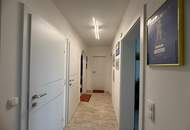 *** Hochwertig möbliert & top saniert: Stilvolle 74m²-Wohnung mit Loggia in ruhiger Lage + Carport ***