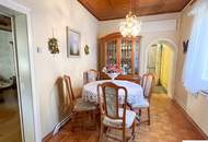 Traumgrund neben dem Wald mit sanierungsbedürftigem Althausbestand