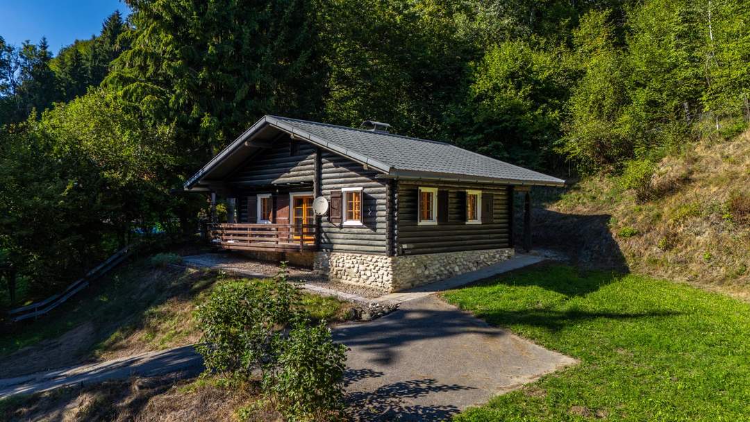 Holzblockhaus mit Charme – 3 Zimmer, Balkon &amp; Kamin!