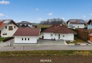 Bungalow mit großzügigem Nebengebäude, Terrasse und nachhaltiger Heiztechnik