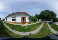 Einfamilienhaus mit Nebengebäuden und Garten