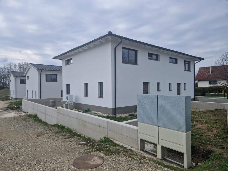 WOHNEN AN DEN DONAUAUEN UND AM WAGRAM: MODERN, MASSIV & HOCHWERTIG WOHNEN IN DER WEINREGION WAGRAM MIT BESTER INFRASTRUKTUR UND VERKEHRSANBINDUNG