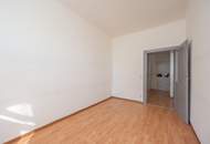 ++Airbnb++ Renovation-Required 2-Room Apartment in Excellent Location