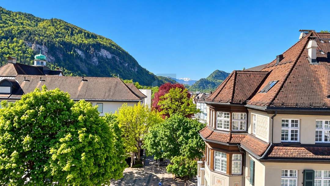 SONNIGER PANORAMABLICK MIT GROSSEM BALKON UND PARKPLATZ IN DER TIEFGARAGE
