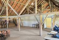 Großzügiges Landhaus mit zwei großen Wohnungen, Tenne & rund 2.000 m² Grund, Seewalchen am Attersee.