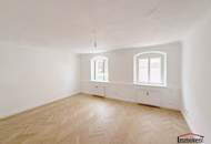 Gepflegte 2-Zimmer-Altbauwohnung, komplett neu saniert, in zentraler Lage