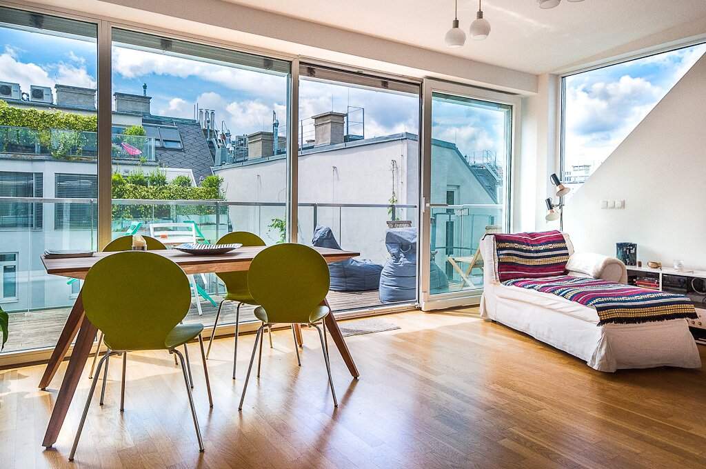 Rarität: Hochwertige 2 Zimmer Dachgeschoßwohnung mit Terrasse in Hofruhelage