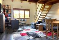 Galeriewohnung mit Kellerersatzraum und Autoabstellplatz am Stadtrand.