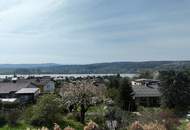 Haus mit Blick bis zur Donau und zu den Bergen