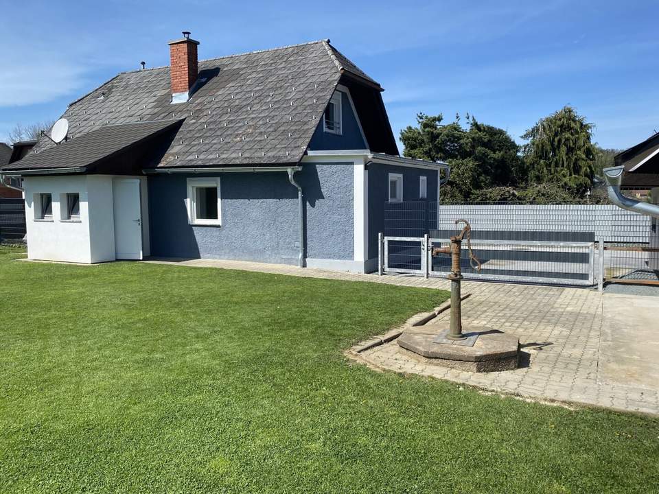 Tolles Mietwohnhaus mit Nebengebäude und Gartenhütte samt Sitzlaube an einer Sackgasse.